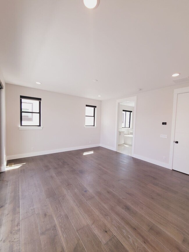 Building Photo - Luxury Downtown Townhome