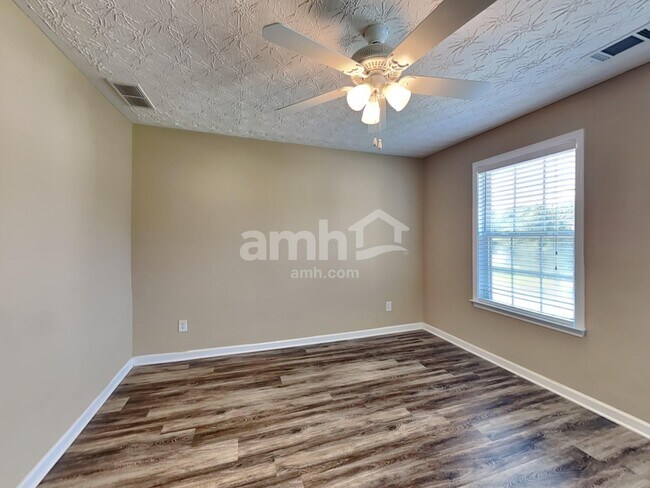 Building Photo - 2622 Lance Ridge Way NE