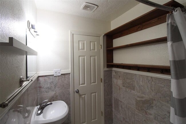 Building Photo - 2000 E Alameda St