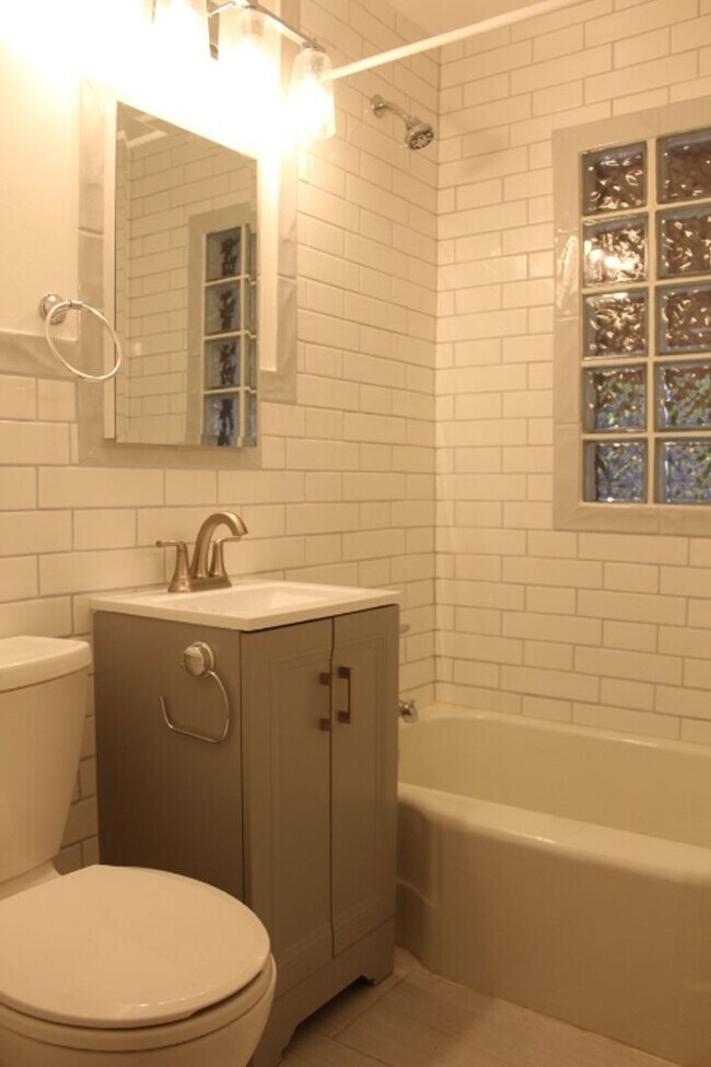 Building Photo - Charming 3 BR/1 BA  Home located In Villa ...