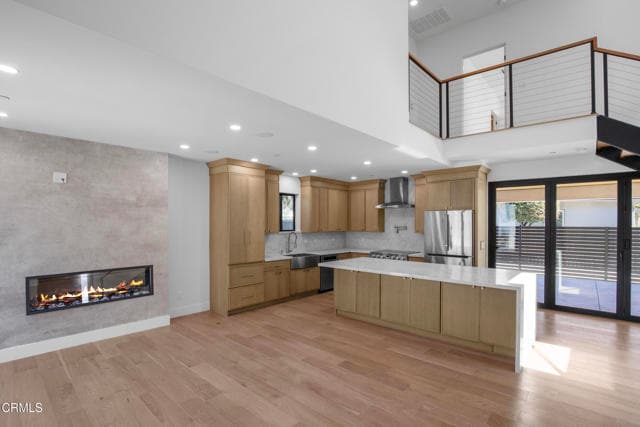 Building Photo - 611 W Claremont St