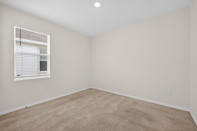 Building Photo - 4 Bedroom in Gated Community!