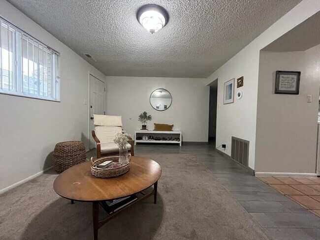 Building Photo - Remodeled 2 Bed 1 Bath, Apartment in Provo