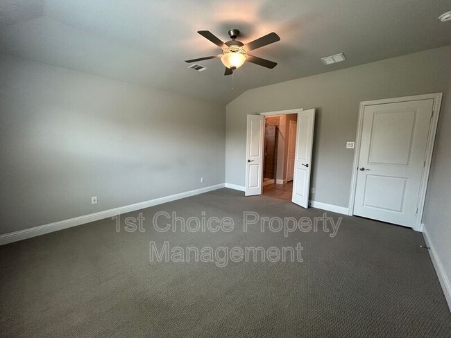 Building Photo - 2101 Sun Star Dr