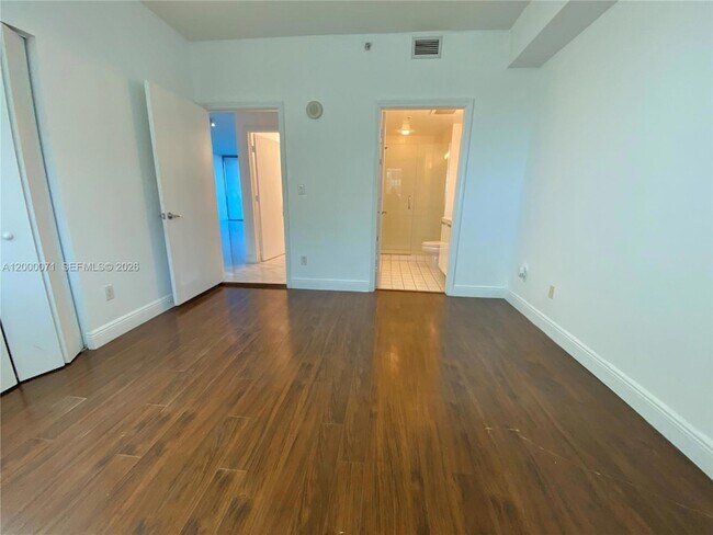 Building Photo - 601 NE 36th St