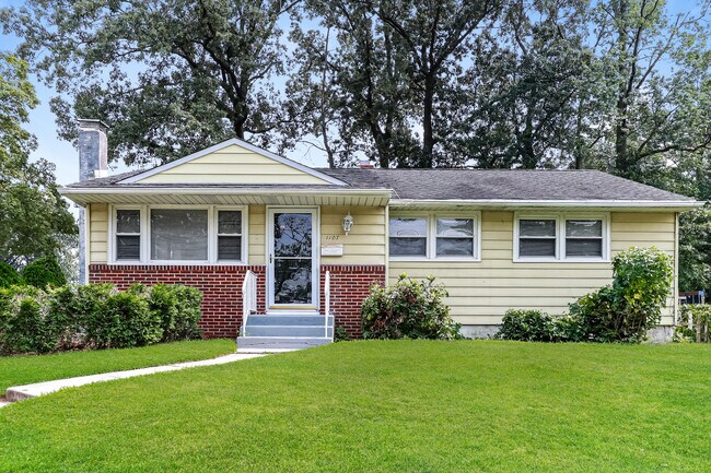 Primary Photo - 1107 Hickory St