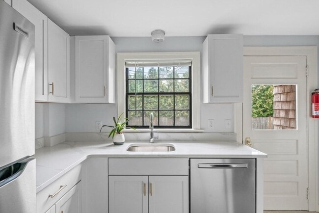 Building Photo - 24 Hereford Rd