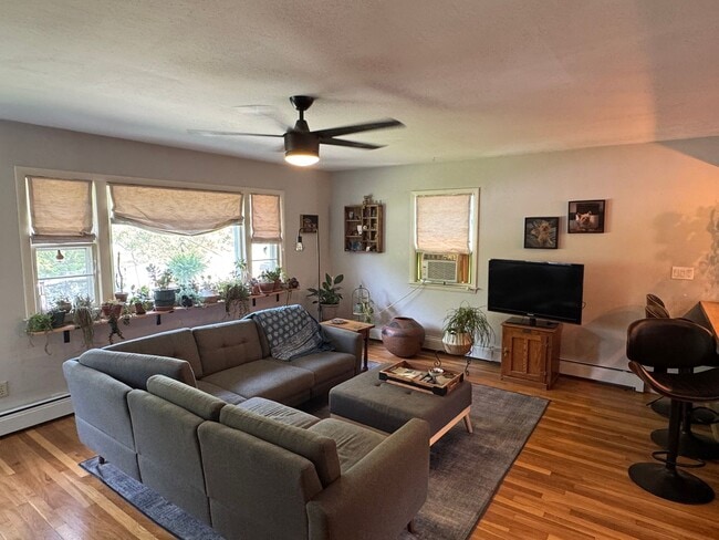 Building Photo - Beautifully Maintained 2 Bedroom Single Fa...