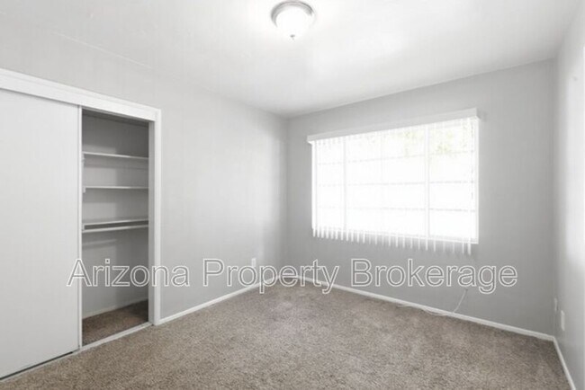 Building Photo - 4640 E Oak St