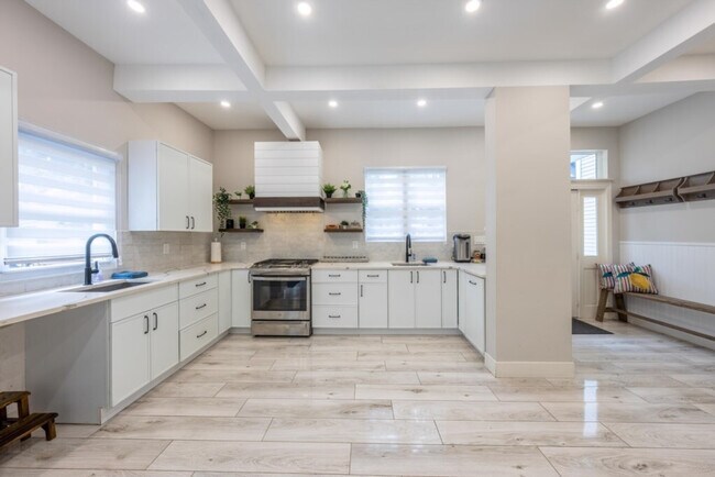 Building Photo - 139 W 4th Ave