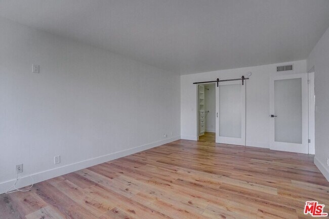 Building Photo - 435 N Oakhurst Dr