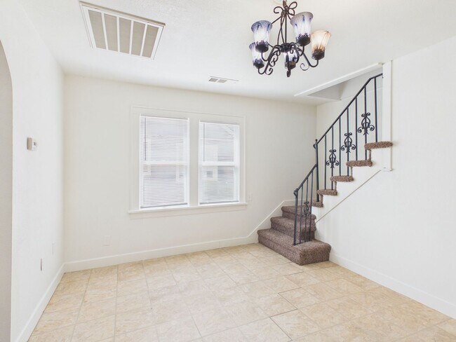 Building Photo - Adorable 3 Bedroom Home in Sunset Addition!