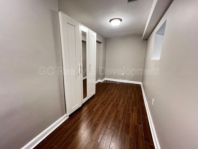 Building Photo - 1439 N Artesian Ave