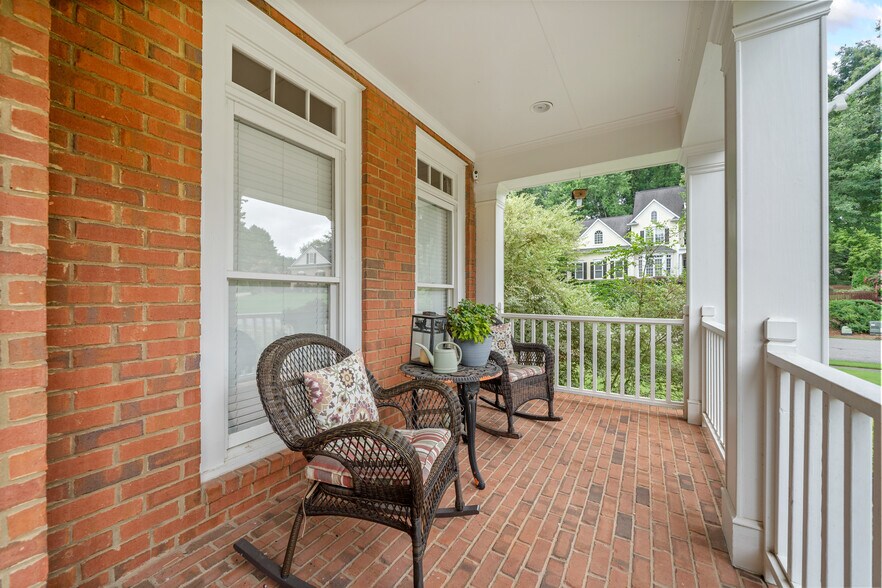 Front porch - 600 Lyndhurst Cir