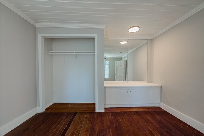 Building Photo - 5831 Annunciation St