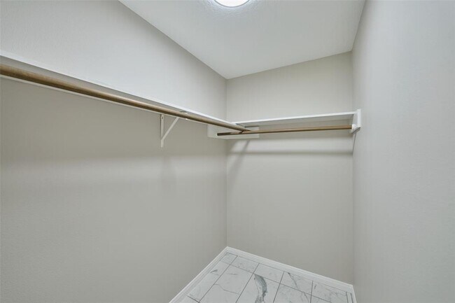 Building Photo - 26611 Oak Hill Dr