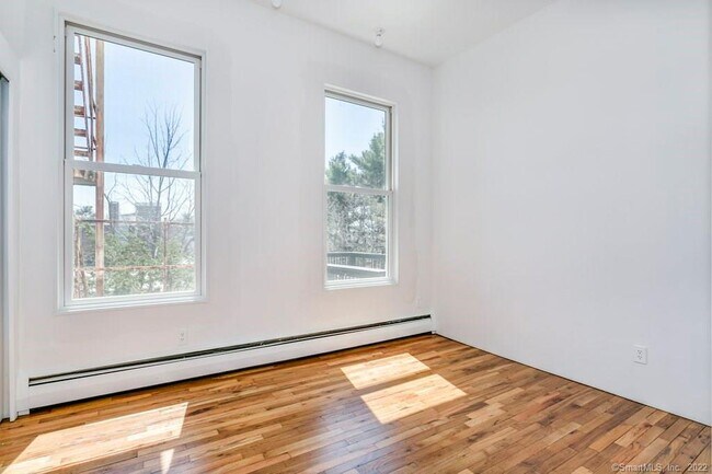 Building Photo - 558 Chapel St