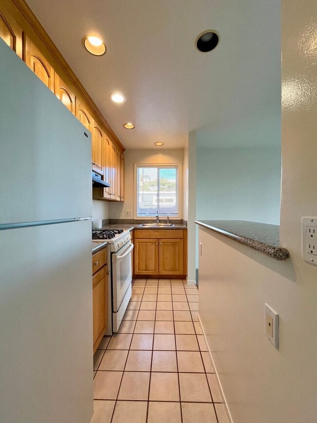 Building Photo - New-2Bed/1Bath With Bay Views and Walk to ...