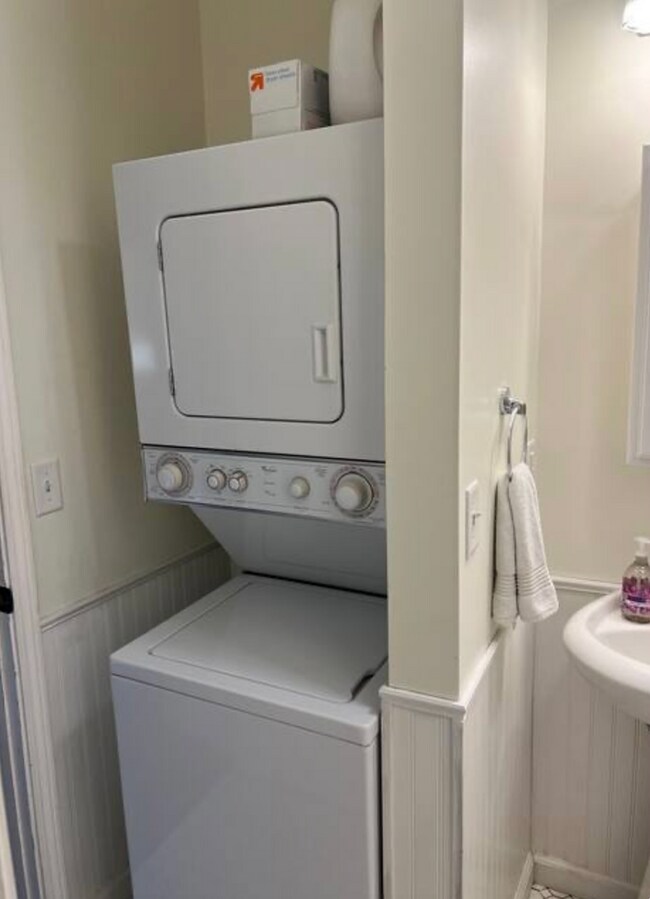 Building Photo - Charming 1 Bedroom with Fenced Yard & Parking Near Old Market!