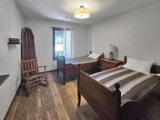 Building Photo - 1558 Blaine's Wy