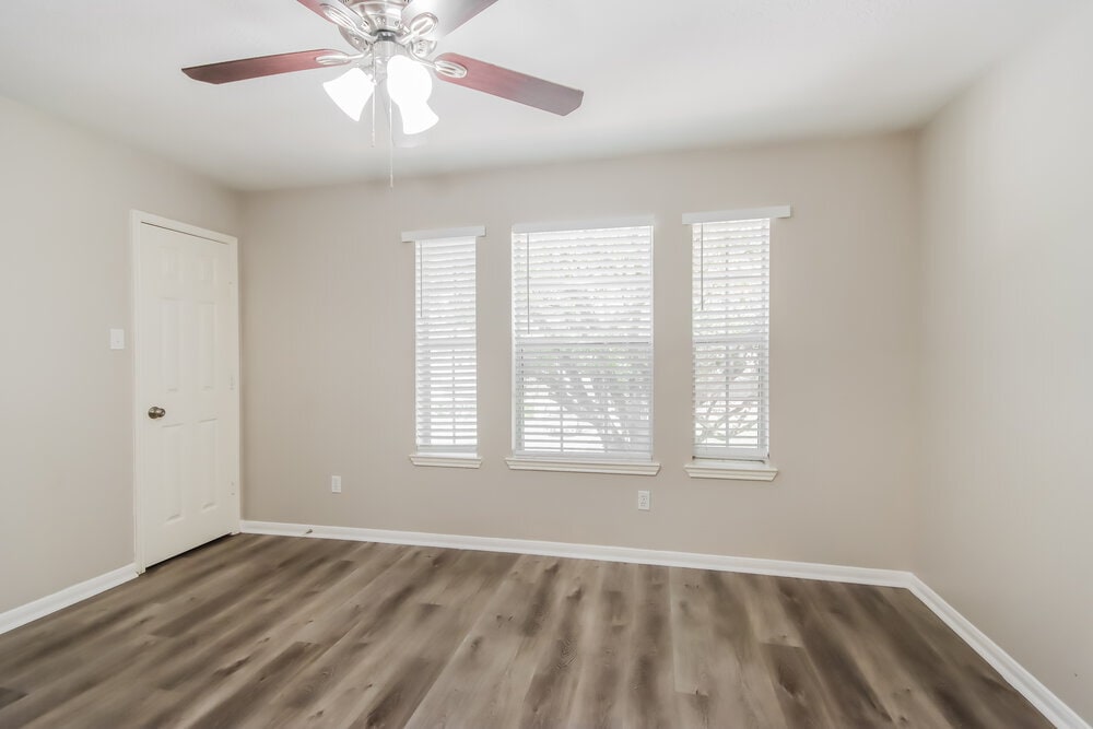 Building Photo - 18450 Hollow Oaks Cir