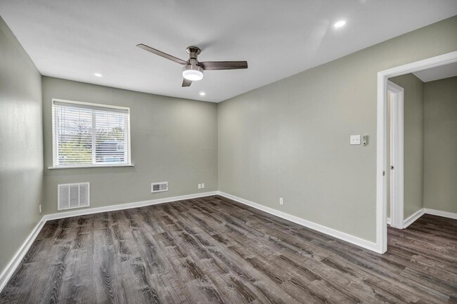 Building Photo - 2808 Skyway Cir