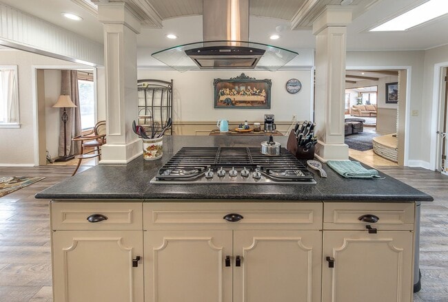 Building Photo - Stunning 4 Bed 3 Bath with a Pool!
