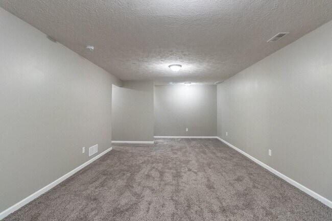 Building Photo - Gorgeous Newer Home in Nice Family Neighborhood