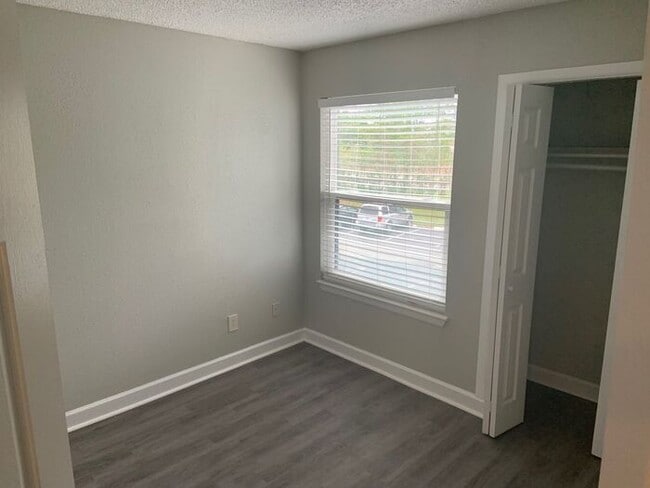 Building Photo - LIKE NEW!!!! Wonderful 2/1 Condo with Fireplace - Available NOW!