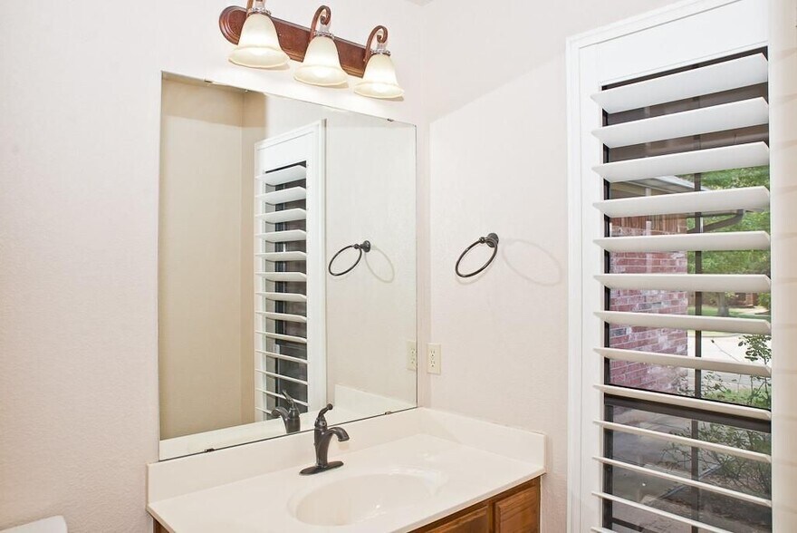 Building Photo - 608 Coopers Hawk Dr