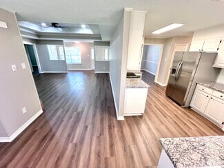 Building Photo - 2235 Millwood Dr