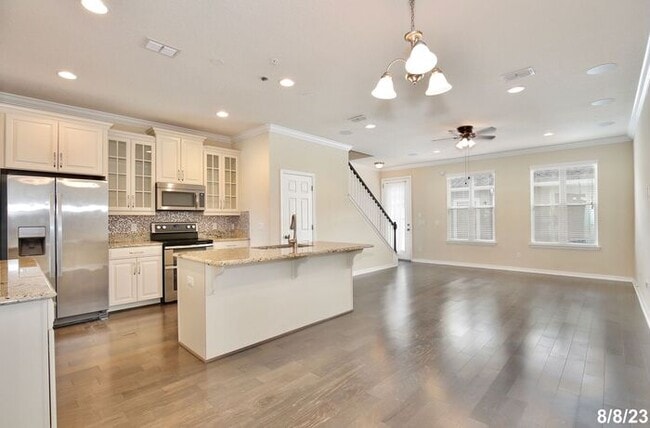 Building Photo - Beautifully Appointment 3/2.5 Modern Townh...
