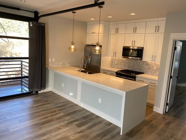 Building Photo - Modern 3 Bed, 2.5 Bath with Loft & Rooftop...