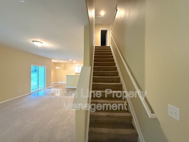 Building Photo - 1321 Waylon Ave