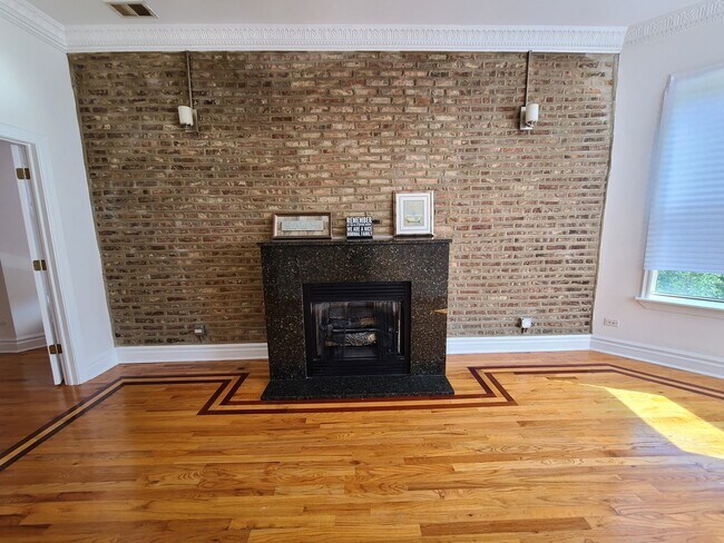 Building Photo - 4856 S Prairie Ave