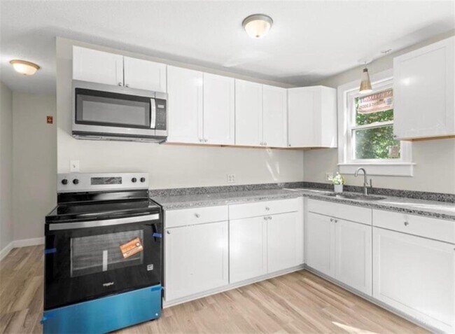 Building Photo - 80 Summit St