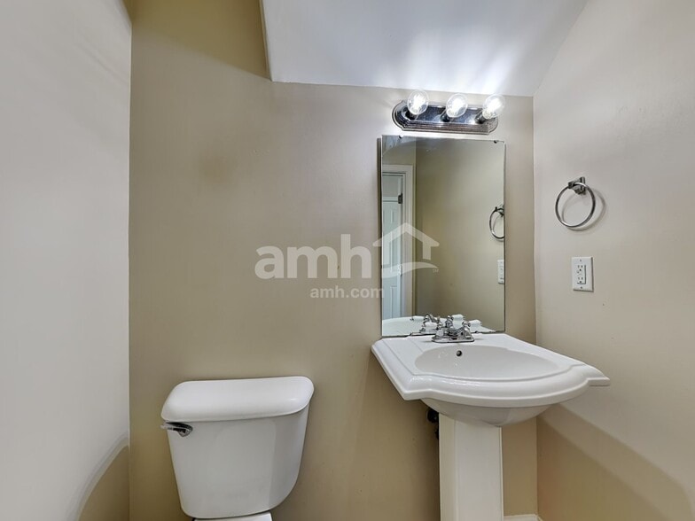 Building Photo - 2 Crystal Lake Dr