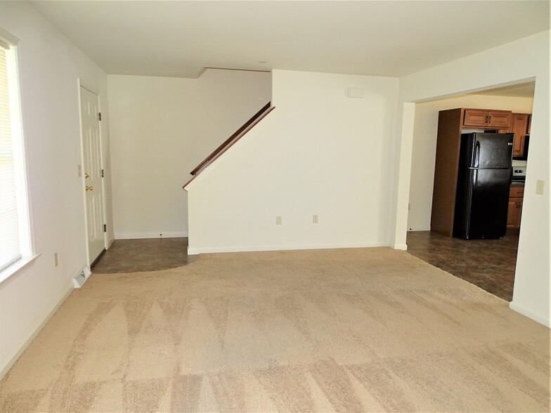 Building Photo - 256 Limestone Dr