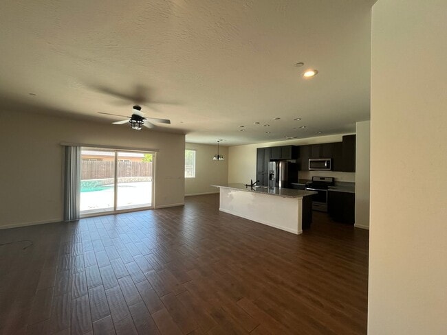 Building Photo - beautiful three bedroom home with sparkling pool in Visalia