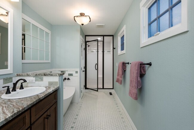 Building Photo - 5 Bedroom 2.5 Bath Retreat in Prime Arvada...