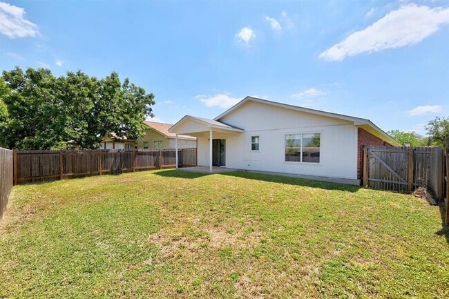 Building Photo - 2101 Parksville Way