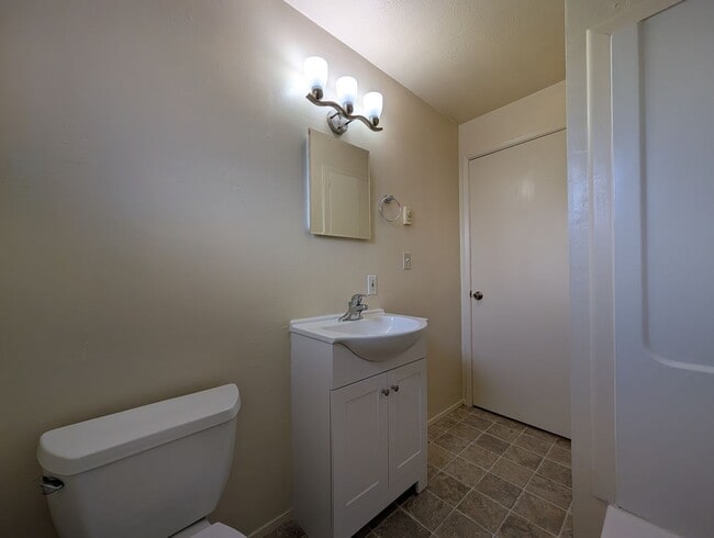Building Photo - Ranch Style 3-Bedroom, 1-Bath Home In East Eugene!