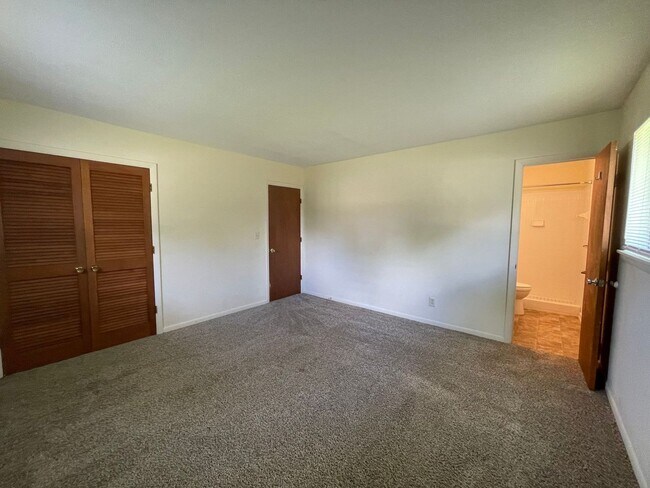 Building Photo - 4 bedroom, 2 bath House