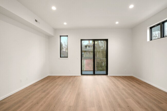 Building Photo - 186 NE Stanton St