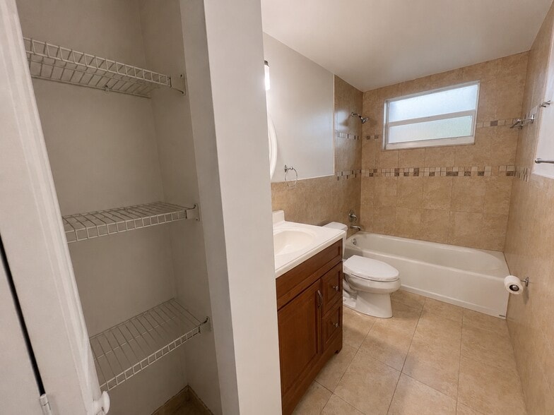 Master Bath and Linen Closet - 9371 Fontainebleau Blvd