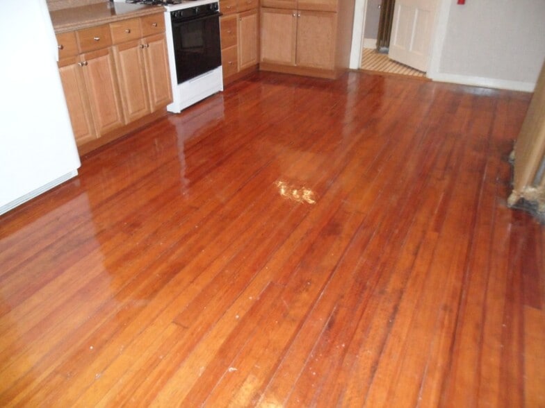 Building Photo - 1316 E 10th St