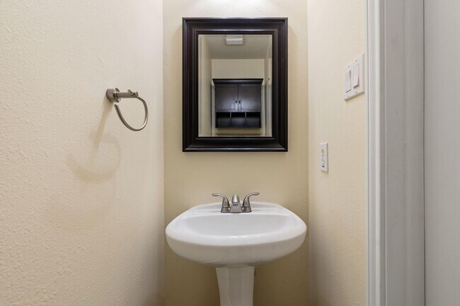 Building Photo - 27 N Queenscliff Cir