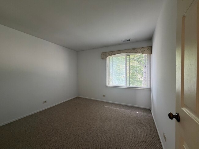 Building Photo - 995 Pine Tree Circle North