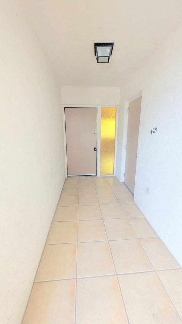 Building Photo - Annual UNFURNISHED 2/1 condo Island life