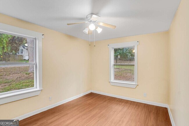 Building Photo - 695 Trout St